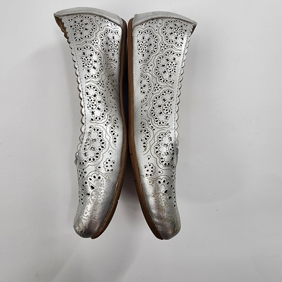 Women's 8 B Earthies Bindi Silver Leather Ballet Flat Shoes Loafer Perforated - Picture 8 of 13